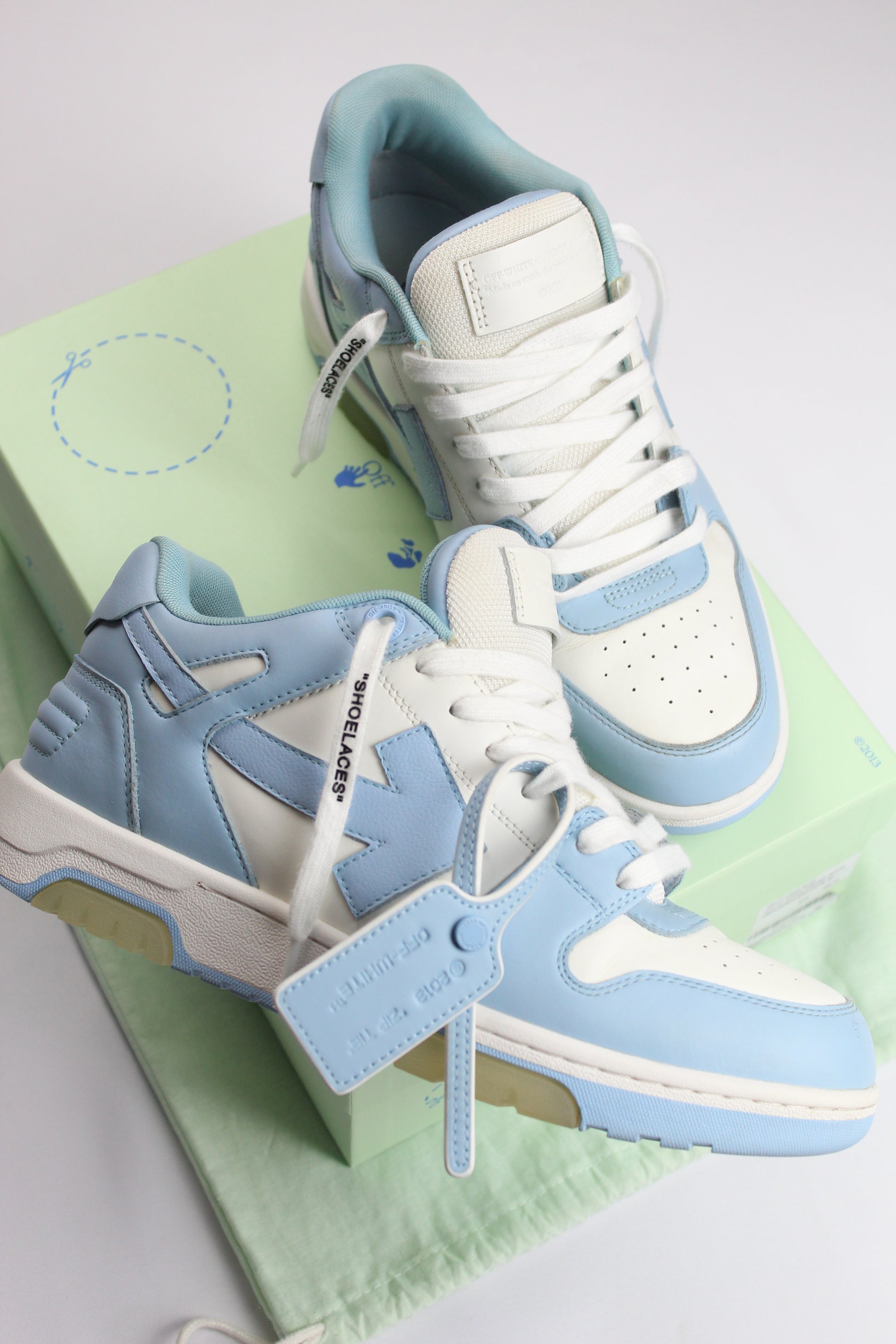 Tenis Off white Out of office